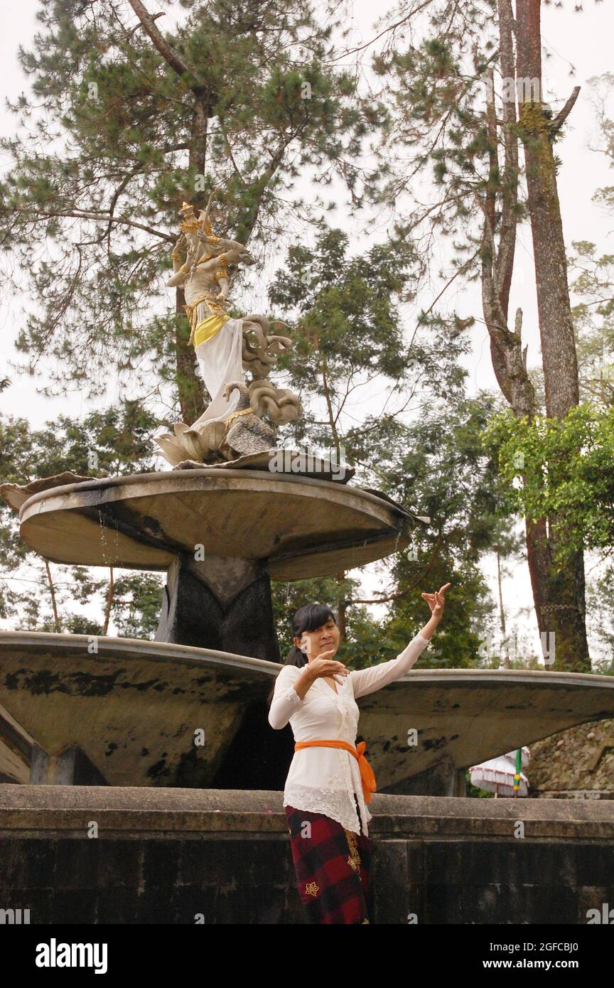 Une femme dansant dans le style balinais dans le Saraswati Da devant l'autel de la Déesse de Saraswati dans le temple de Cetho, commémorant le jour de Saraswati - un jour où la connaissance est entrée dans l'humanité. Central Java, Indonésie. 6 juin 2008. Banque D'Images