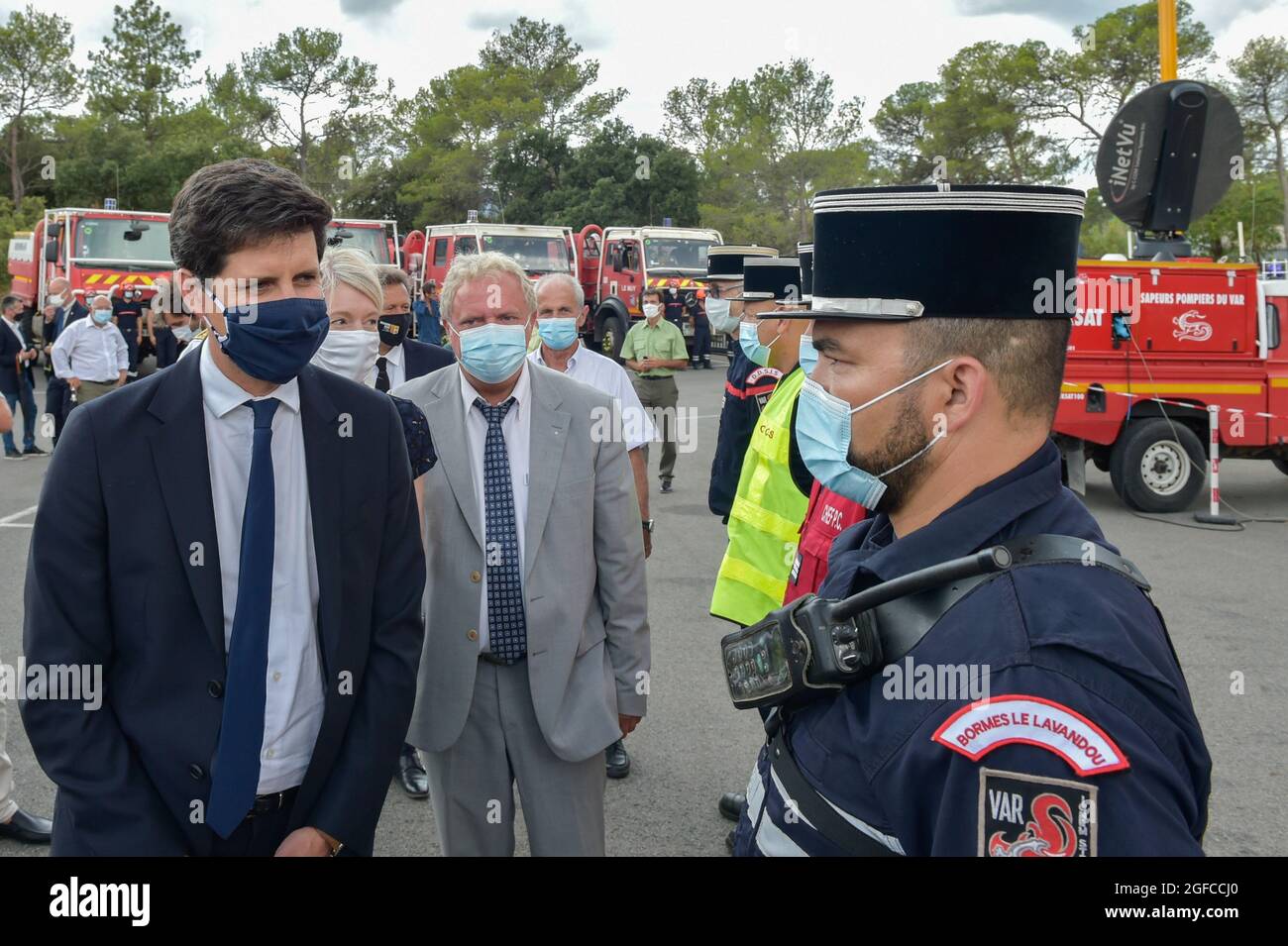 Julien Denormandie (L) et Dominique Lain, maire du Luc en Provence (centre), ont accueilli des pompiers à son arrivée au centre de commandement du Luc en Provence (Var). Le feu de forêt qui a commencé le 16 août dans la commune de Gonfaron, dans le département du Var, est maintenant éteint, après 8 jours d'efforts intenses (plus d'un millier d'hommes ont été déployés). Le feu a défiguré le massif des Maures, ayant ravagé une superficie de 7100 hectares, ce qui en fait le feu le plus important de la France continentale depuis 31 ans. Banque D'Images