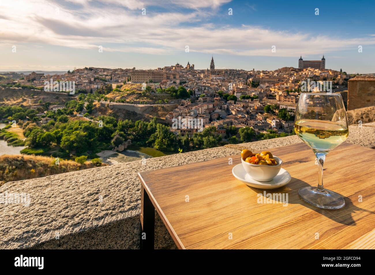 Verre de vin blanc avec tapas servi sur une table avec vue sur Tolède, Castille-la Manche, Espagne Banque D'Images