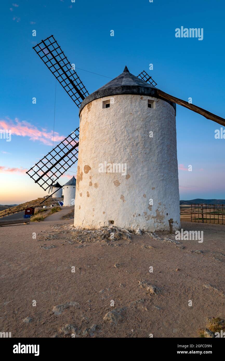 Ancien moulin à vent espagnol au lever du soleil, Consuegra, Castilla-la Mancha, Espagne Banque D'Images