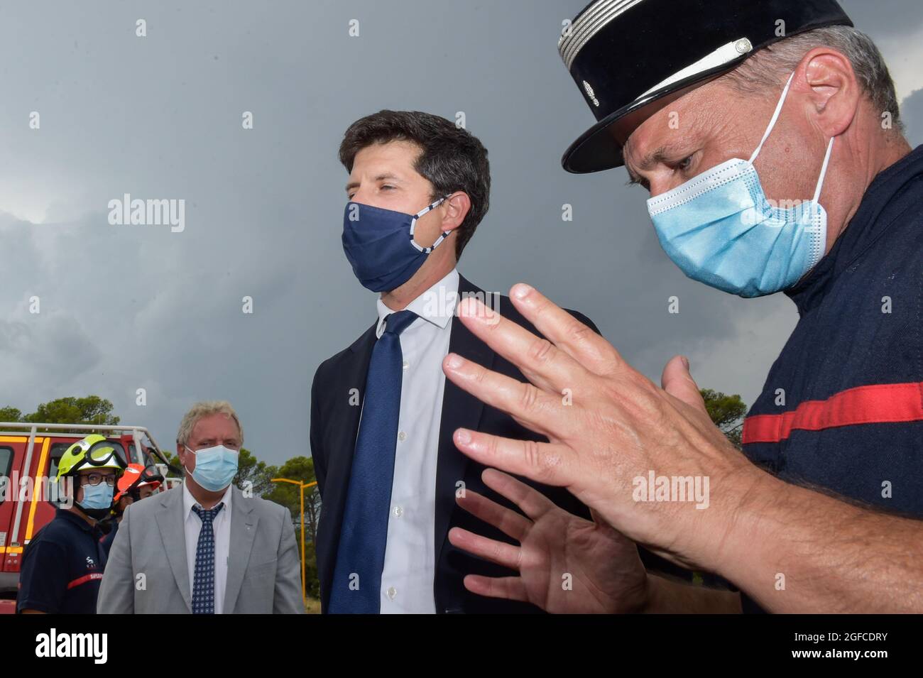 24 août 2020, le Luc en Provence, Var, France : Julien Denormandie vu avec le commandant du service des incendies qui dirige le centre de commandement opérationnel.le feu de forêt qui a commencé le 16 août dans la commune de Gonfaron, dans le département du Var est maintenant éteint, après 8 jours d'efforts intenses (plus de mille hommes ont été déployés). Le feu a défiguré le massif des Maures, ayant ravagé une superficie de 7100 hectares, ce qui en fait le feu le plus important de la France continentale depuis 31 ans. (Credit image: © Laurent Coust/SOPA Images via ZUMA Press Wire) Banque D'Images