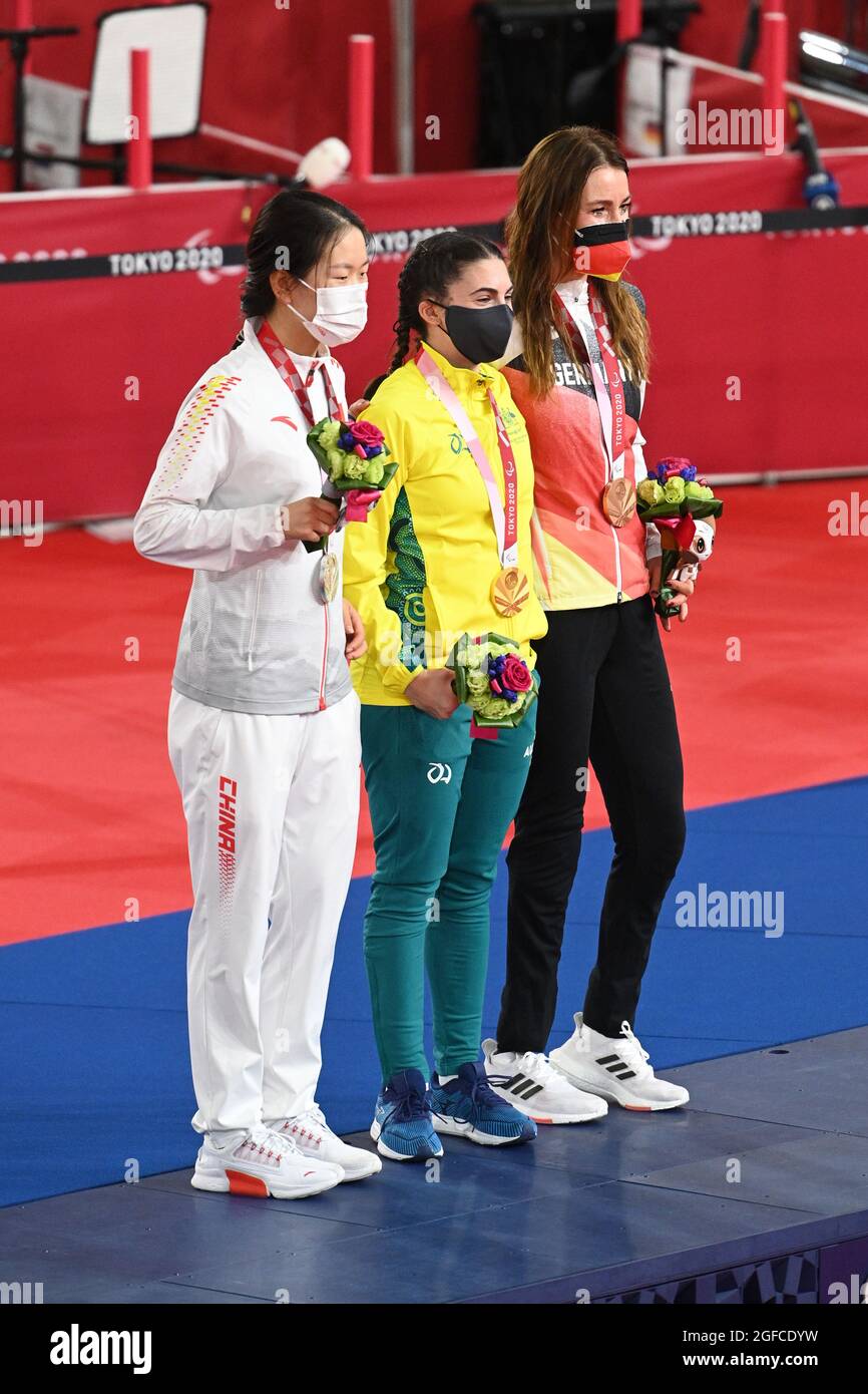 Shizuoka, Japon. Crédit: MATSUO. 25 août 2021. La médaillée d'argent WANG Xiaomei (CHN), la médaillée d'or Paige GRECO (AUS), et la médaillée de bronze Denise SCHINDLER (GER) célèbrent sur le podium piste cyclisme : course individuelle C1 3000m des femmes - cérémonie de remise de médailles lors des Jeux paralympiques de Tokyo 2020 au vélodrome d'Izu à Shizuoka, Japon. Credit: MATSUO .K/AFLO SPORT/Alay Live News Banque D'Images