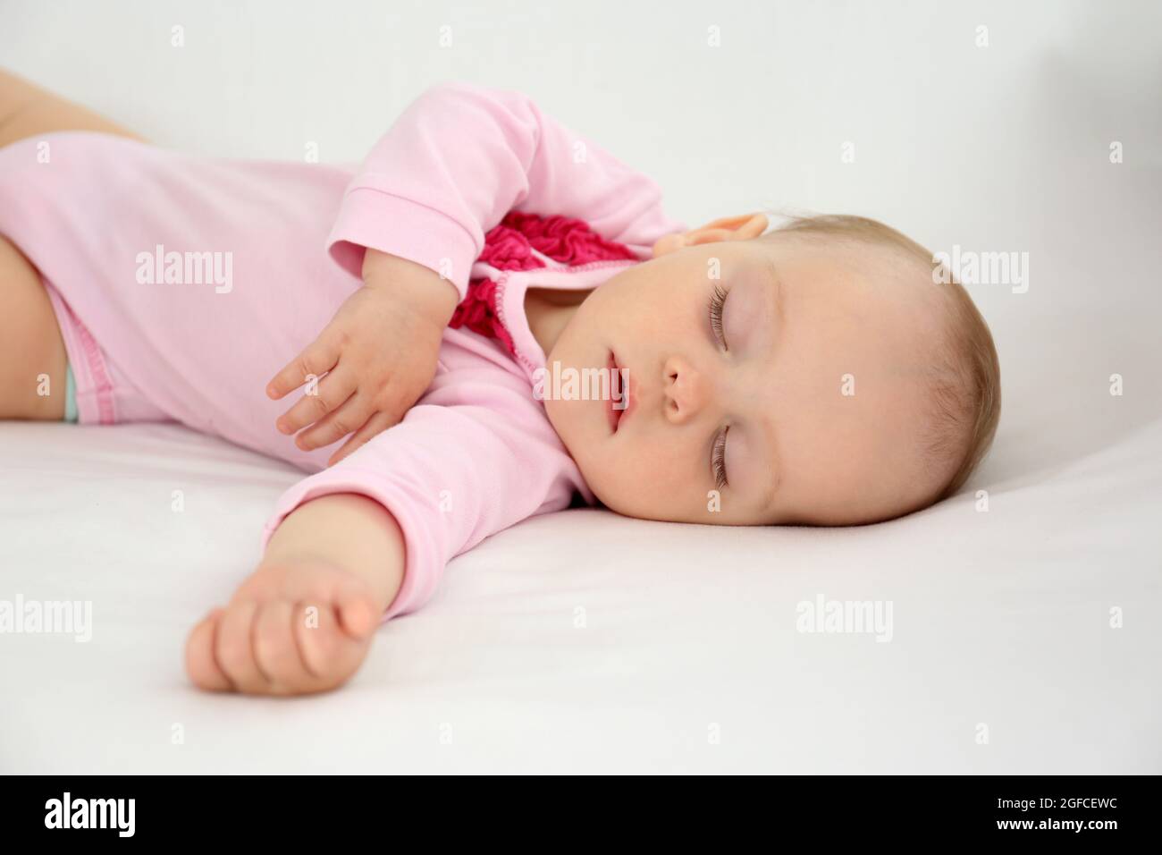 Dormant Un Bebe Mignon Photo Stock Alamy