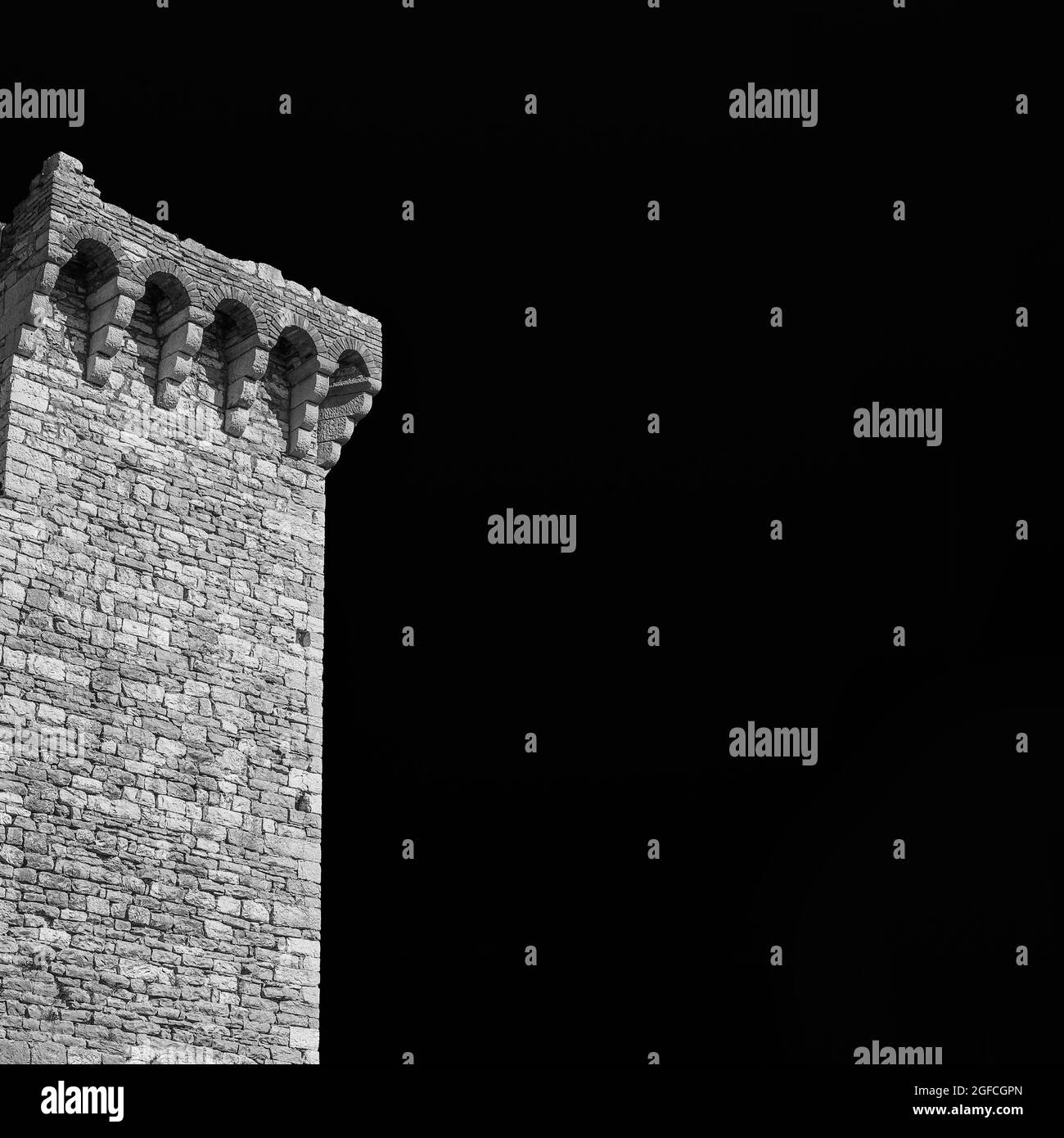 Murs médiévaux en Italie. Ruines des anciens murs médiévaux d'Assise (noir et blanc avec espace copie) Banque D'Images