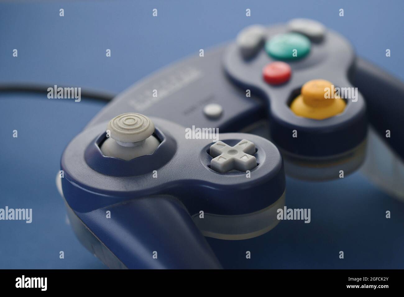 Photo d'une manette de jeu sur fond bleu Banque D'Images