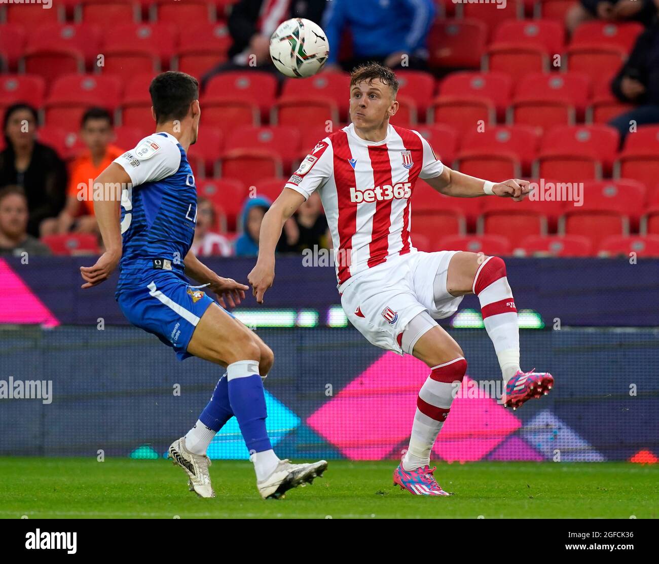 Stoke, Angleterre, le 24 août 2021. Alfie Doughty, de Stoke City (R), est accompagné d'Ed Williams, de Doncaster Rovers, lors du match de la Carabao Cup au stade Bet365, à Stoke. Le crédit photo devrait se lire: Andrew Yates / Sportimage Banque D'Images