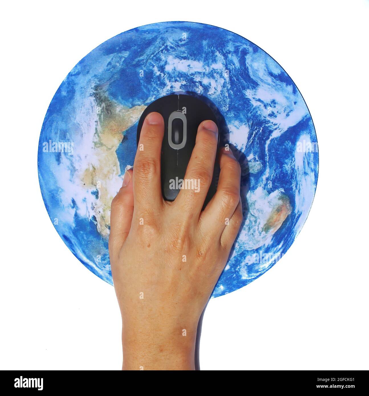 Cliquez à la main sur la souris sans fil de l'ordinateur sur planète Terre globe. Arrière-plan blanc isolé Banque D'Images