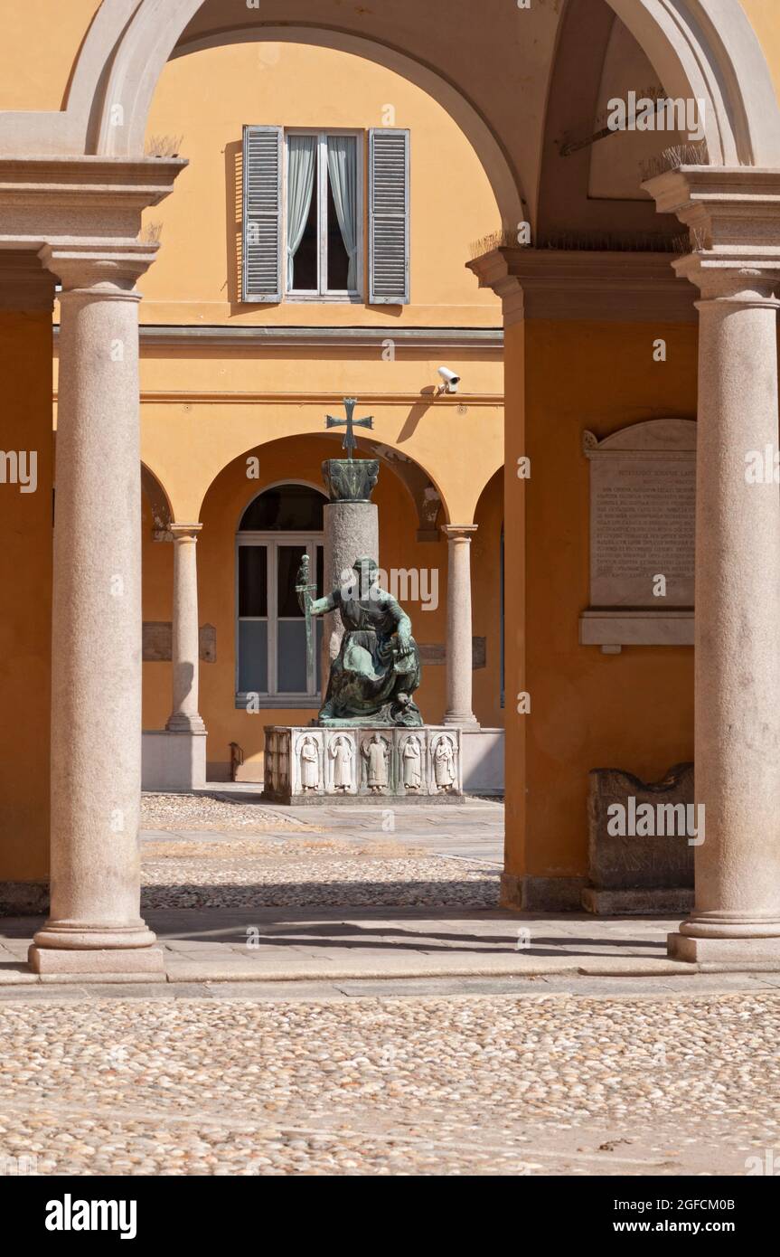 Italie, Lombardie, Pavie, Cour de l'Université de Pavie et Monument à Anticihi Maestri della Scuola Pavese par Luigi Supino Banque D'Images
