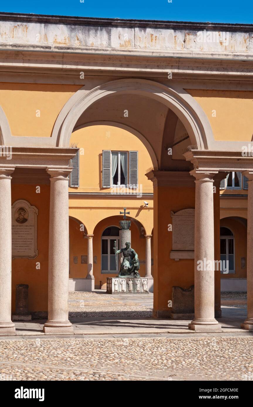 Italie, Lombardie, Pavie, Cour de l'Université de Pavie et Monument à Anticihi Maestri della Scuola Pavese par Luigi Supino Banque D'Images