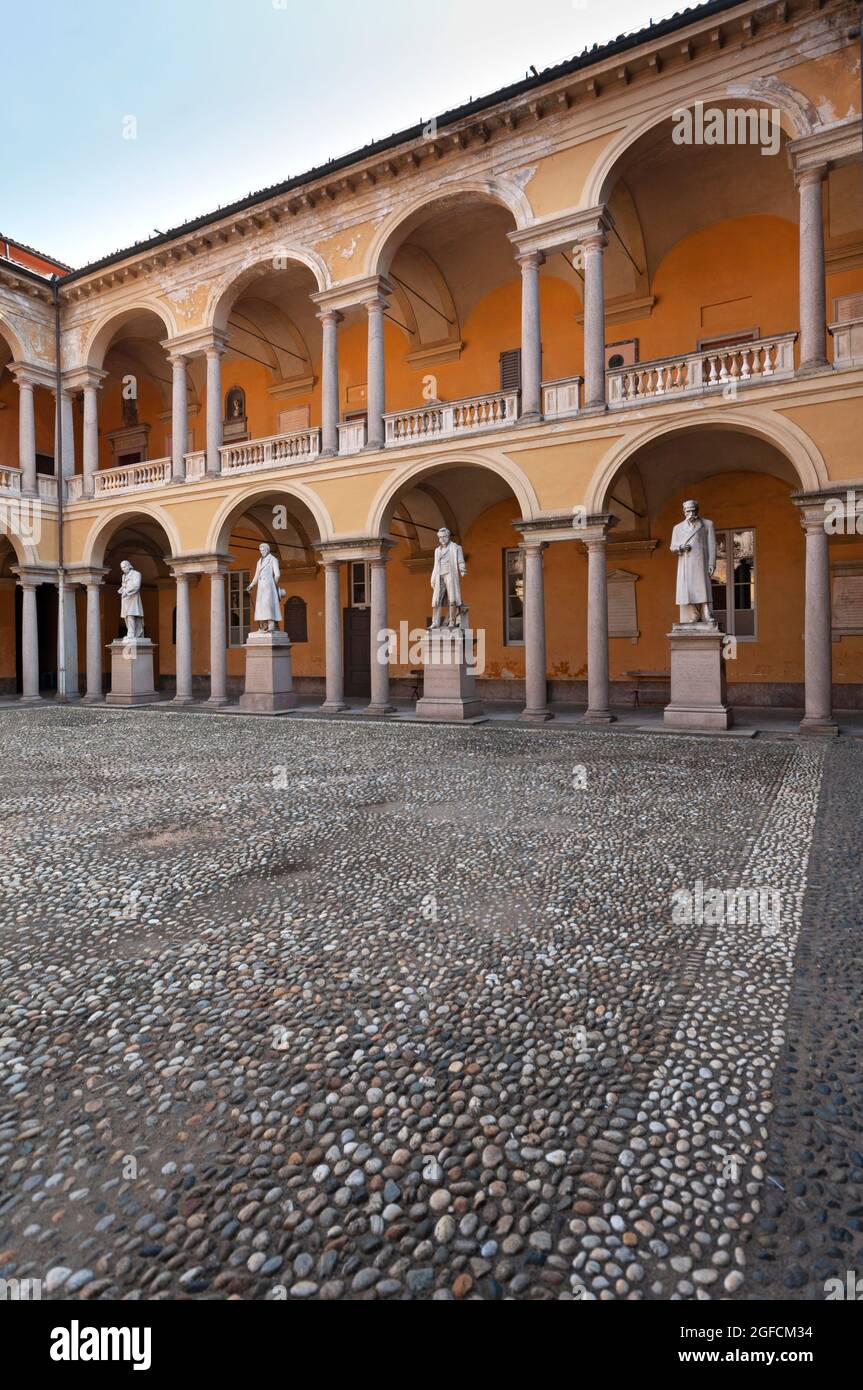 Italie, Lombardie, Pavie, Cour de l'Université de Pavie, Statue Banque D'Images