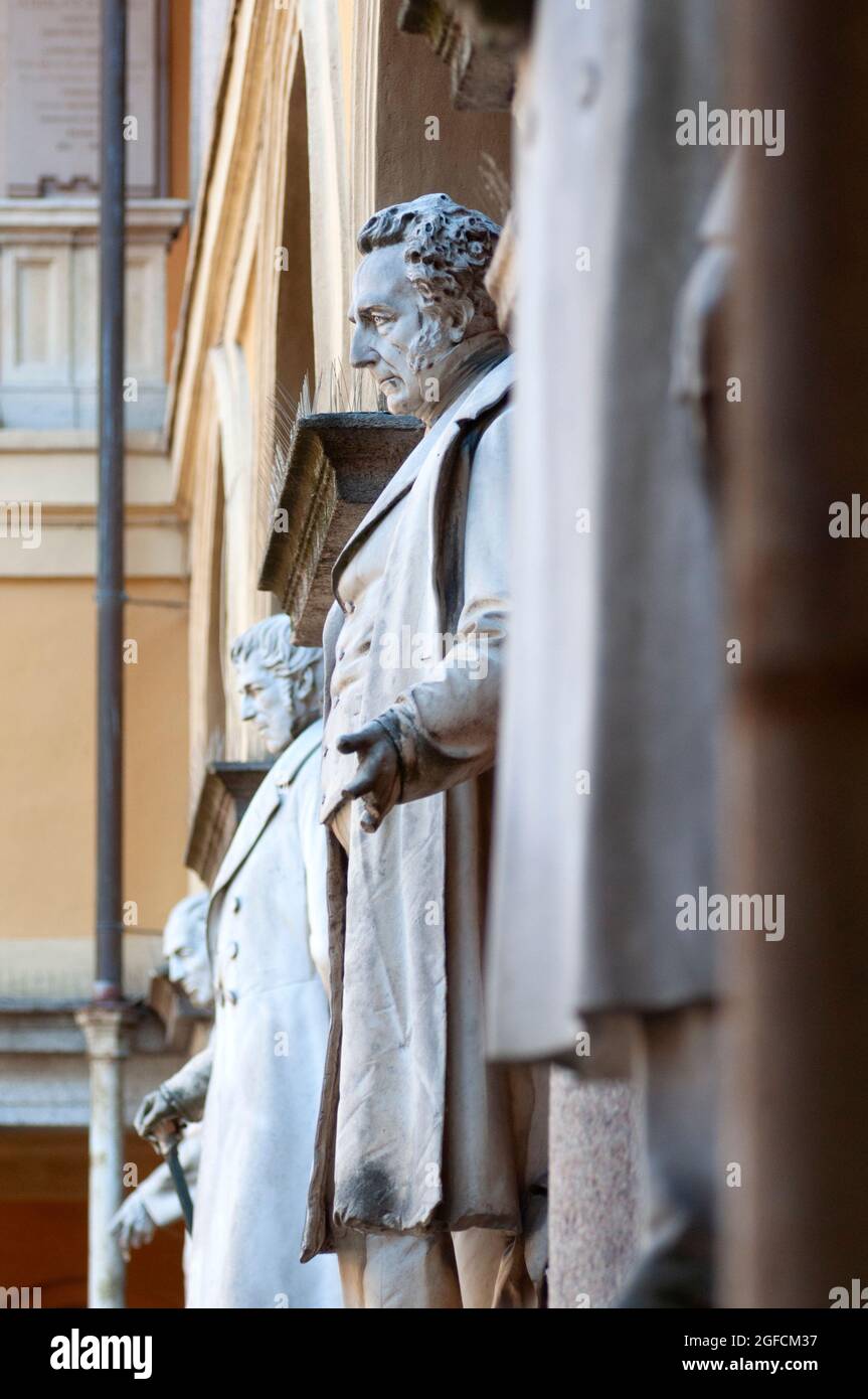 Italie, Lombardie, Pavie, Cour de l'Université de Pavie, Statue Banque D'Images