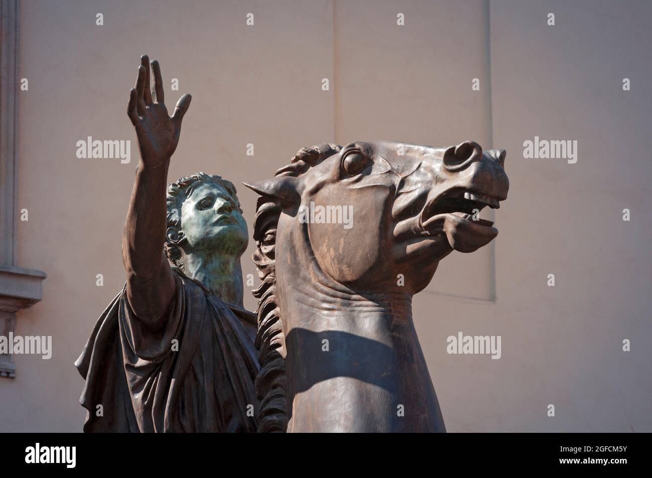 Italie, Lombardie, Pavie, Piazza del Duomo Square, Statue équestre en bronze appelée Regisole par Francesco Messina en 1937 Banque D'Images