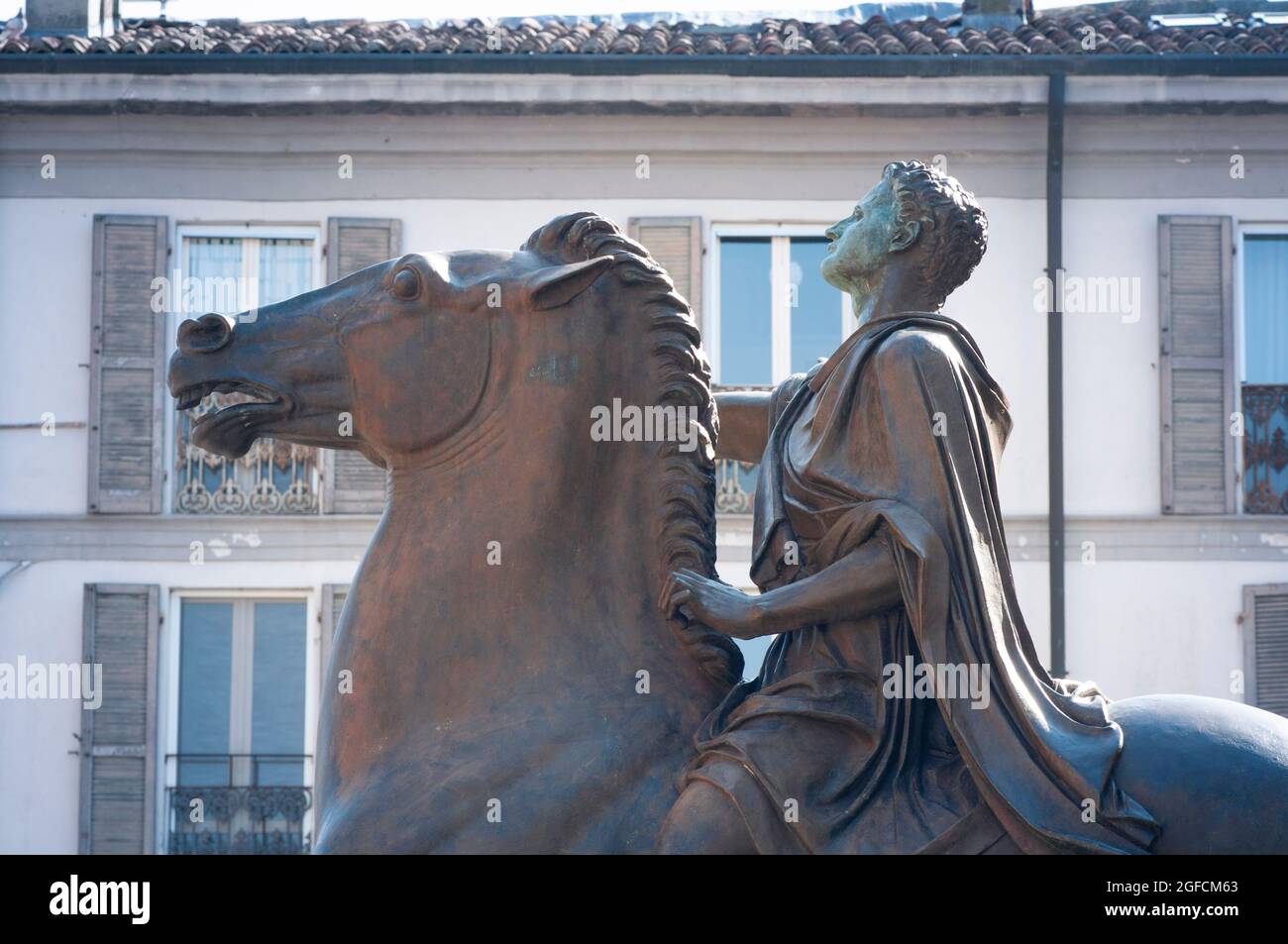 Italie, Lombardie, Pavie, Piazza del Duomo Square, Statue équestre en bronze appelée Regisole par Francesco Messina en 1937 Banque D'Images