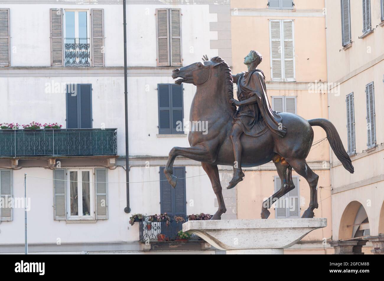 Italie, Lombardie, Pavie, Piazza del Duomo Square, Statue équestre en bronze appelée Regisole par Francesco Messina en 1937 Banque D'Images