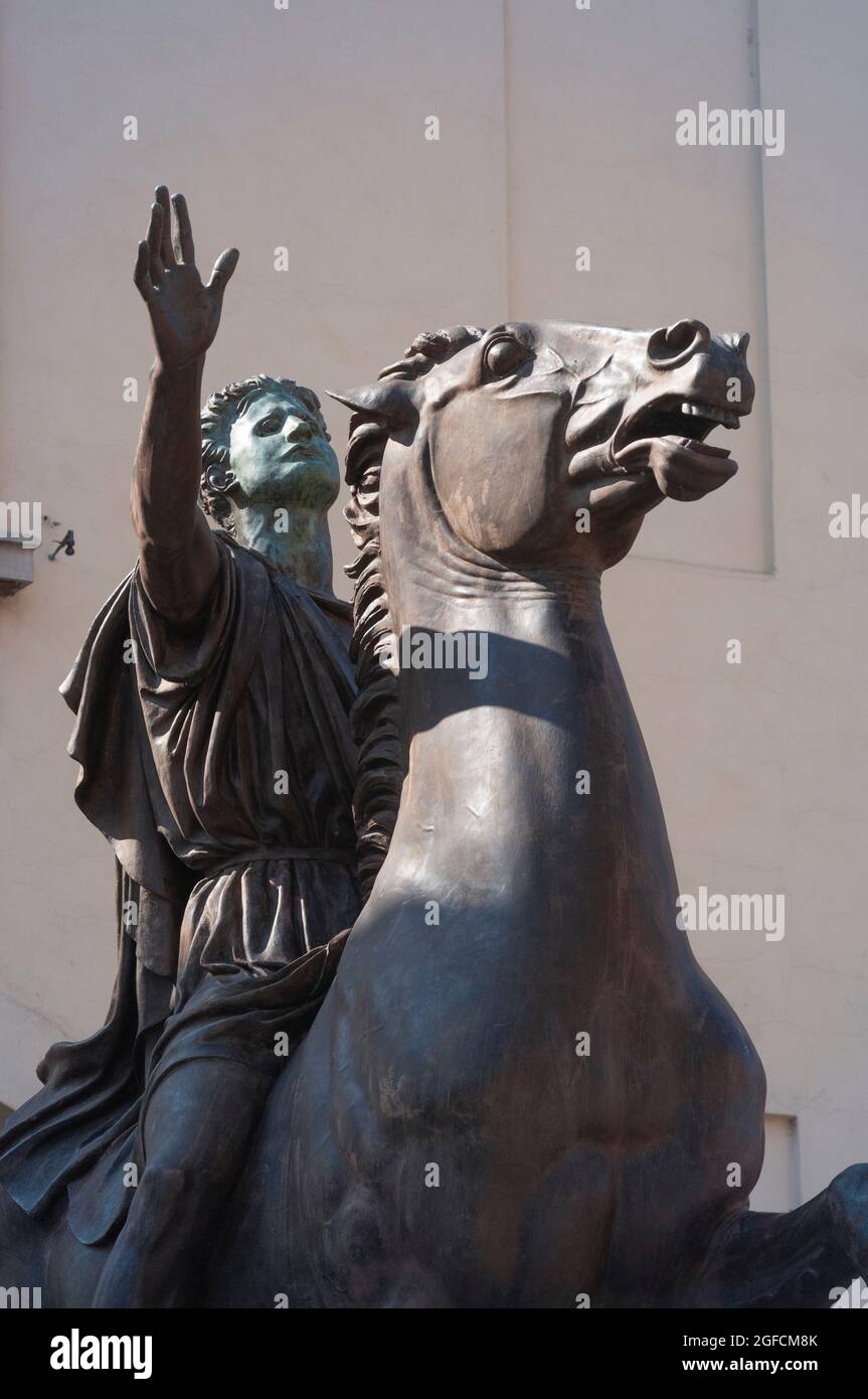 Italie, Lombardie, Pavie, Piazza del Duomo Square, Statue équestre en bronze appelée Regisole par Francesco Messina en 1937 Banque D'Images