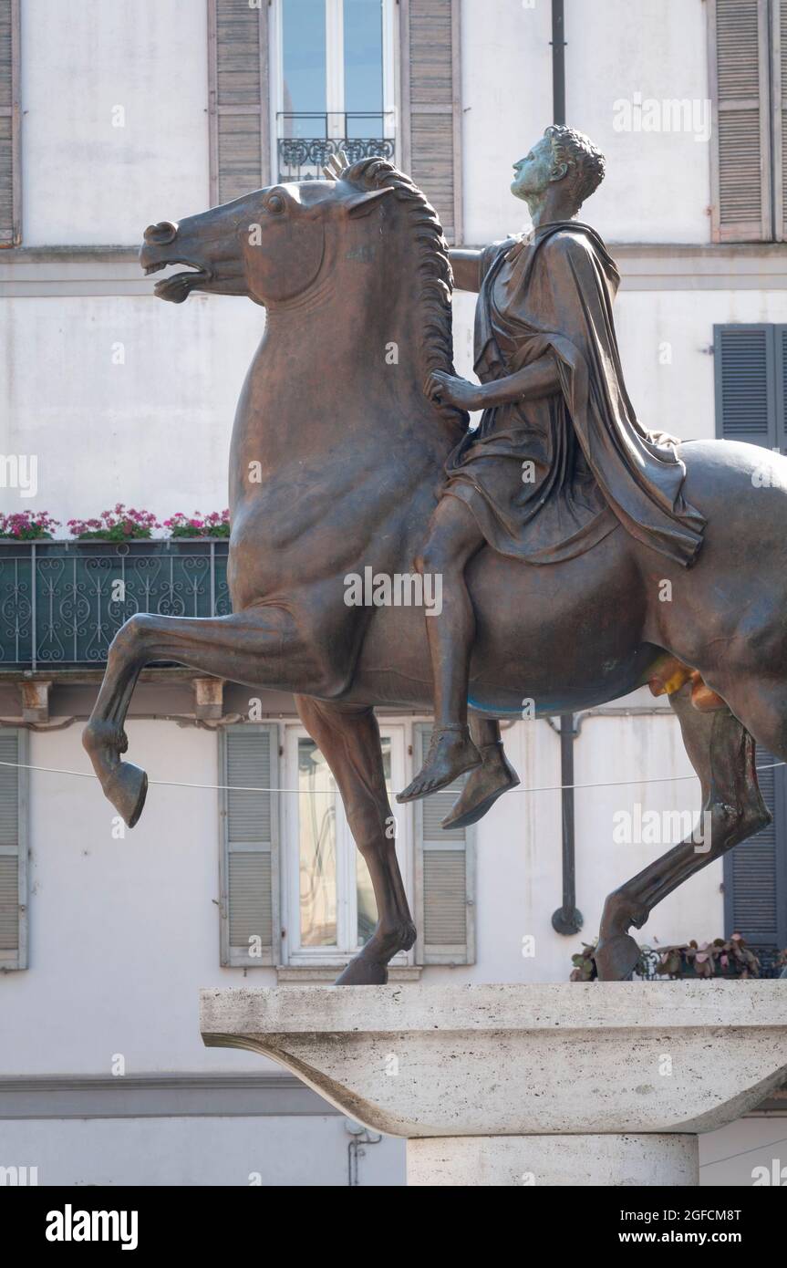 Italie, Lombardie, Pavie, Piazza del Duomo Square, Statue équestre en bronze appelée Regisole par Francesco Messina en 1937 Banque D'Images