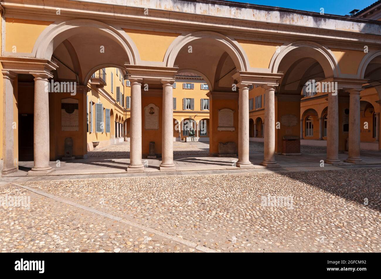 Italie, Lombardie, Pavie, Cour de l'Université de Pavie et Monument à Anticihi Maestri della Scuola Pavese par Luigi Supino Banque D'Images