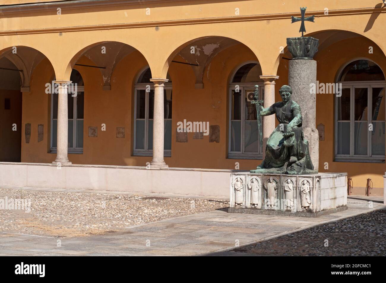 Italie, Lombardie, Pavie, Cour de l'Université de Pavie et Monument à Anticihi Maestri della Scuola Pavese par Luigi Supino Banque D'Images
