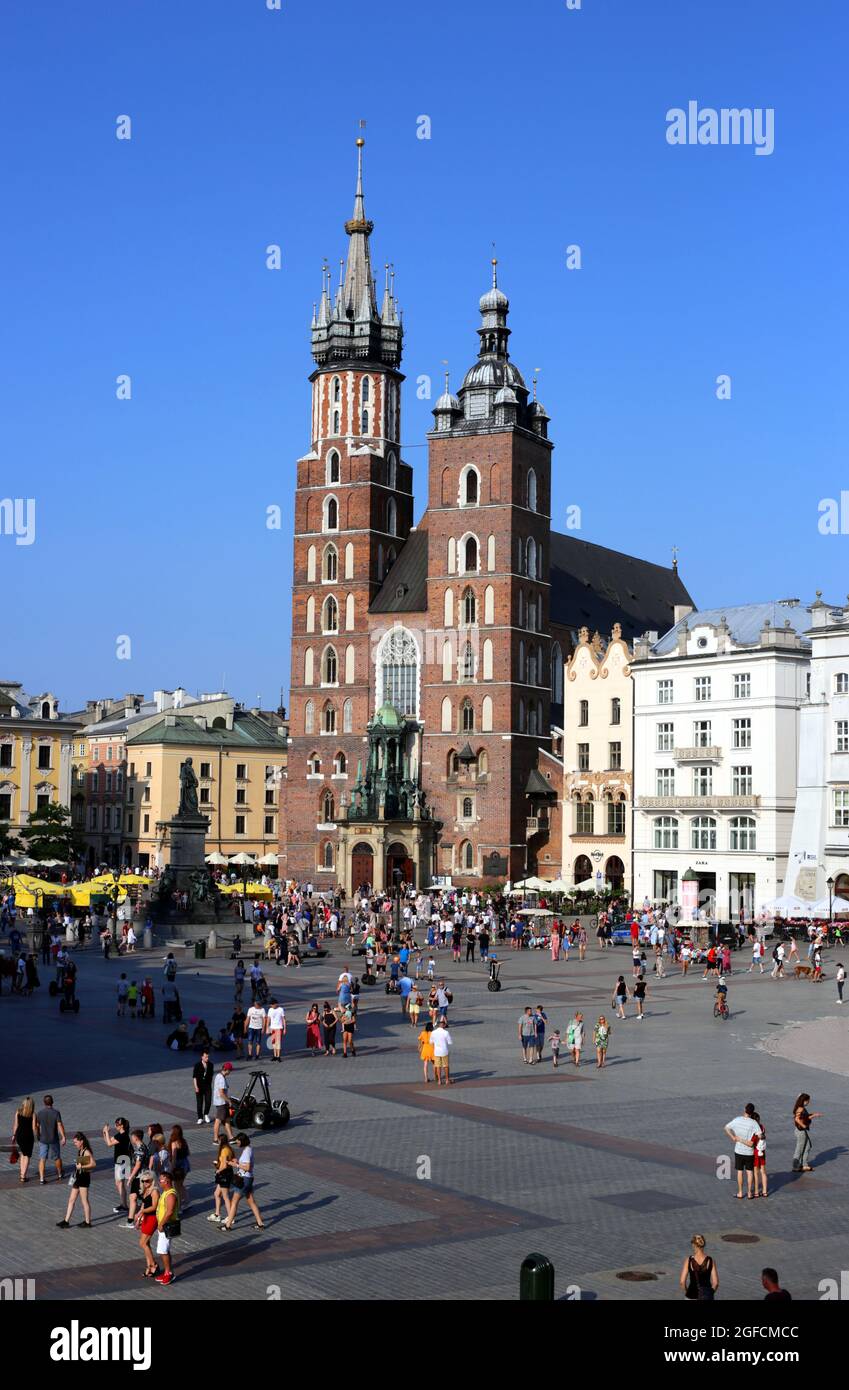 Cracovie. Cracovie. Pologne. Le wiev de St. Basilique Marie (Kosciol Mariacki) sur la place du marché principal. Banque D'Images