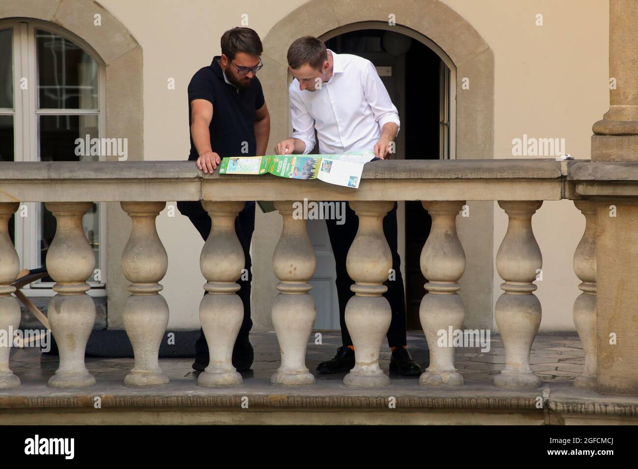 Cracovie. Cracovie. Pologne. Deux jeunes hommes lisant la carte dans le balcon Renaissance de l'ancien palais. Banque D'Images
