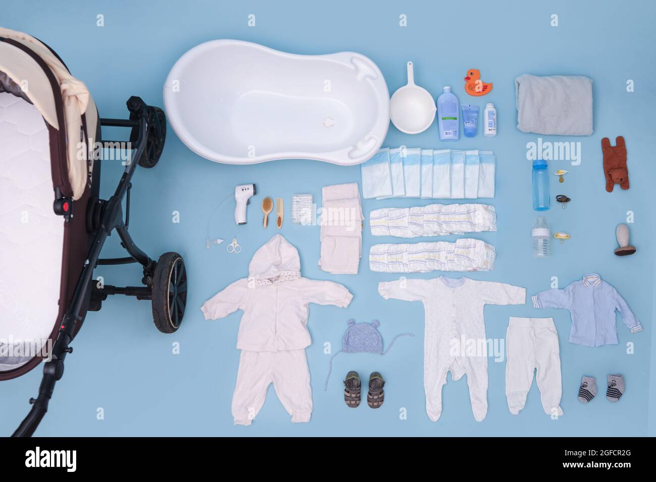 Personnel D Un Nouveau Ne Bebe Garcon Sur Un Fond Bleu Vue Du Dessus Vetements Poussette Bain Et Autres Choses De L Enfant Plat Photo Stock Alamy
