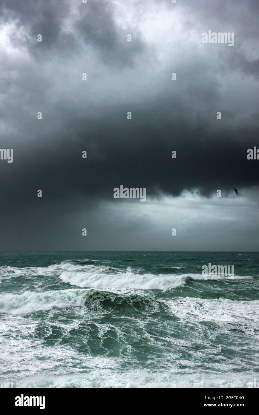 Météo au Royaume-Uni. Des nuages sombres et dramatiques orageux surla baie Fistral à Newquay, dans les Cornouailles. Banque D'Images