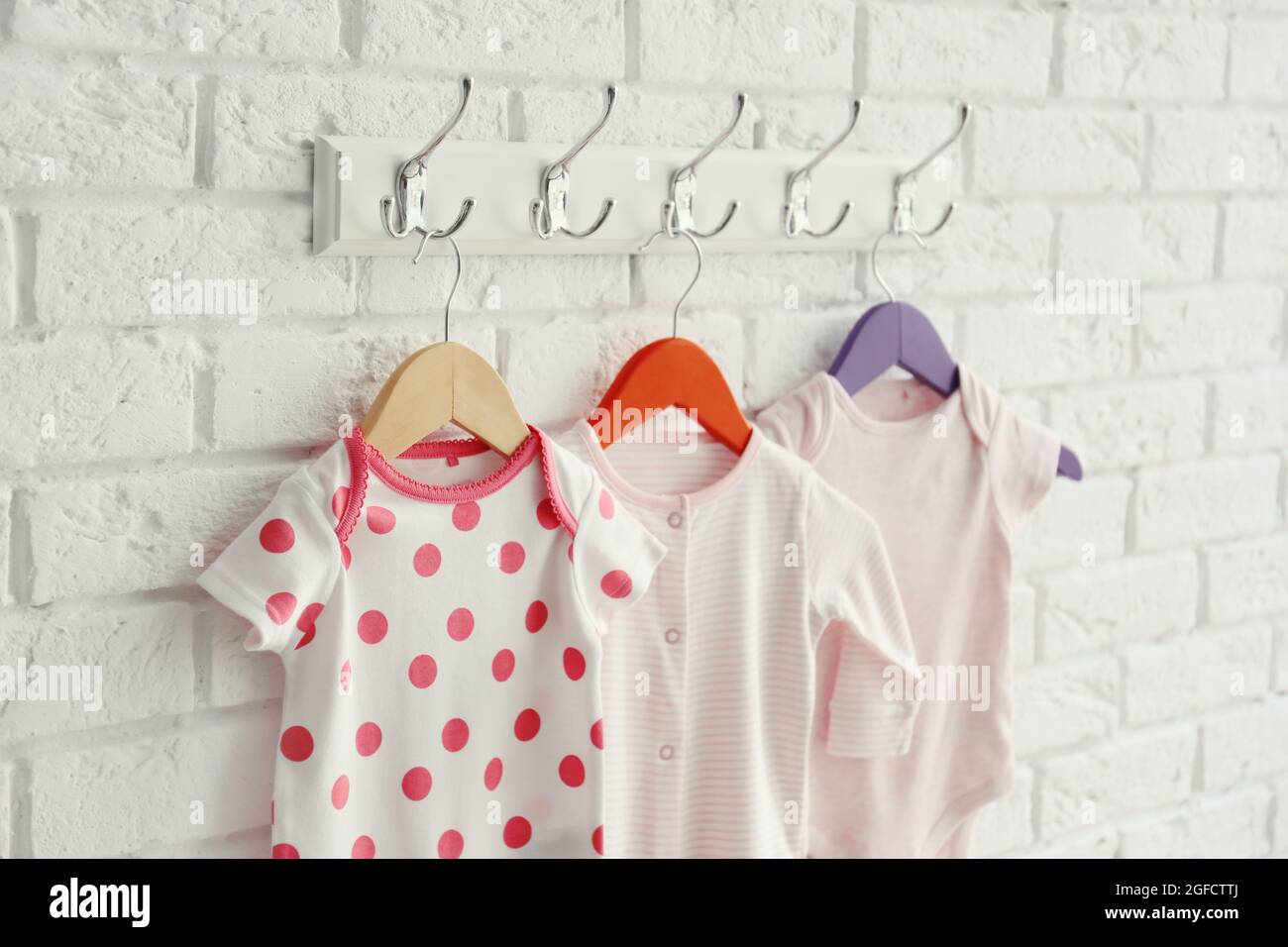 Ensemble De Barboteuse Bebe Sur Mur De Brique Photo Stock Alamy