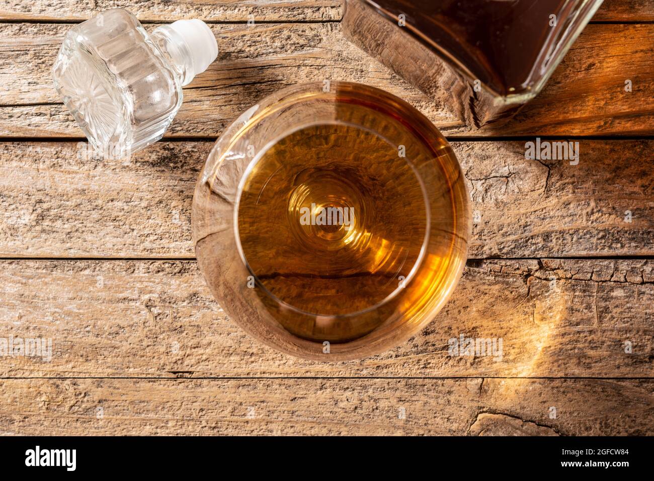 Boisson au Cognac ou au whisky sur table rustique en bois et fond noir. Banque D'Images