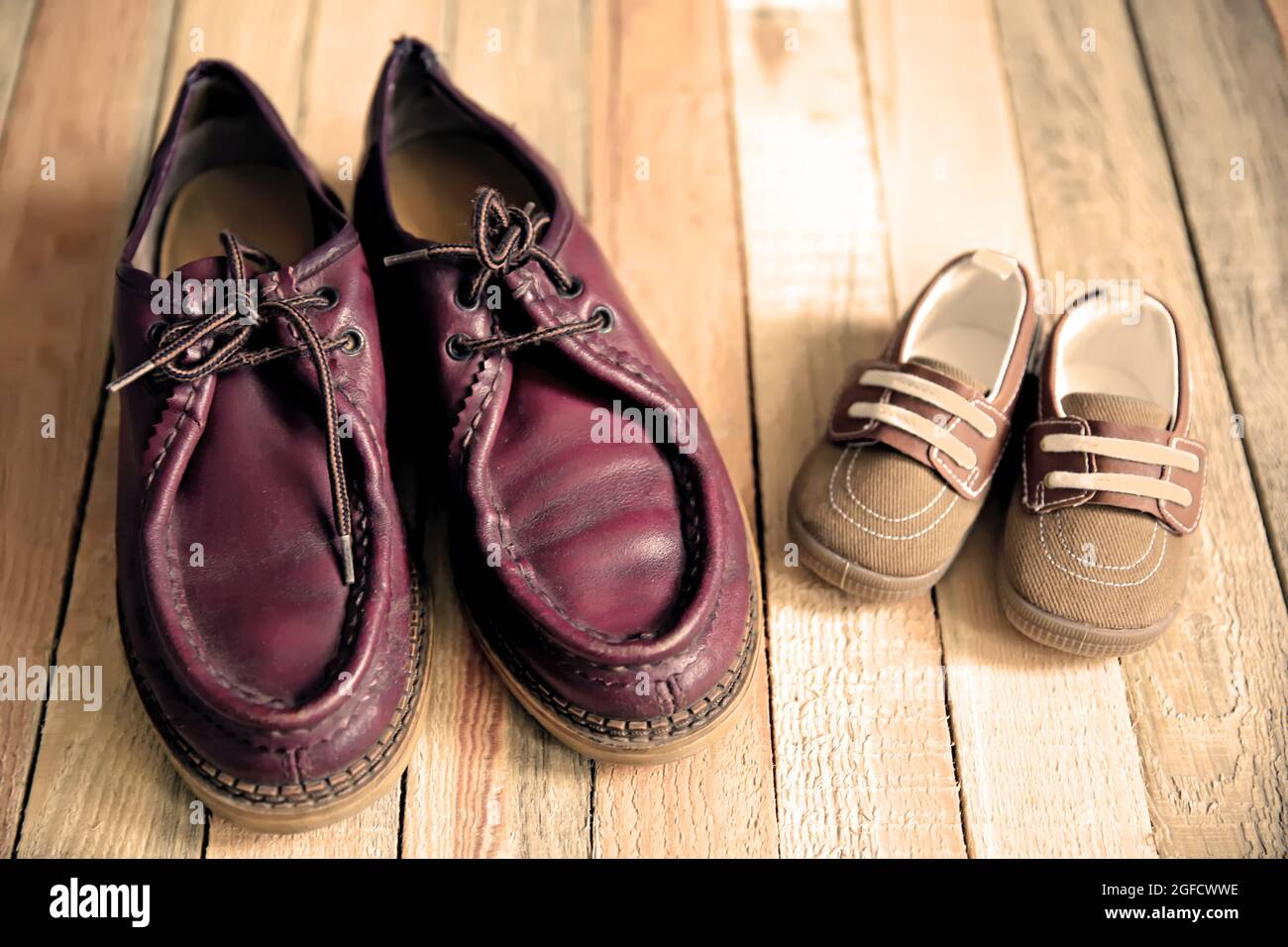 Chaussures pour le père et son fils sur fond de bois Photo Stock - Alamy