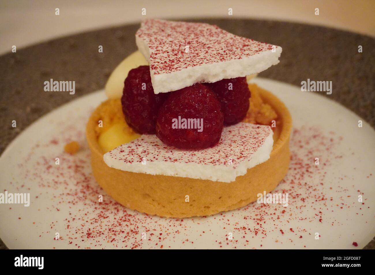 Tarte aux framboises au citron, menu du déjeuner, au Savoy Grill Gordon Ramsay, Londres Banque D'Images