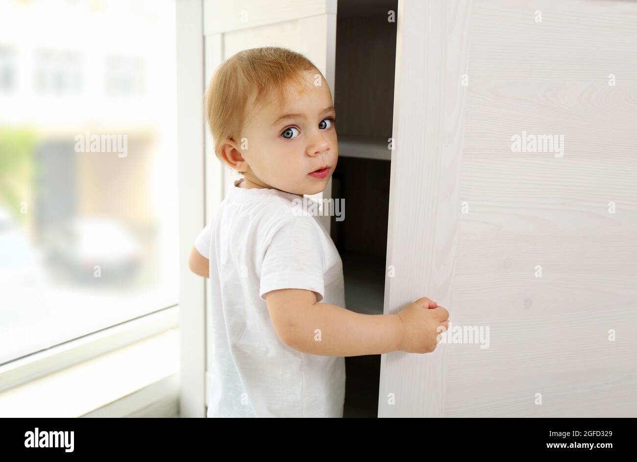 Jolie Fille De Bebe Jouant Avec Un Placard En Bois Photo Stock Alamy