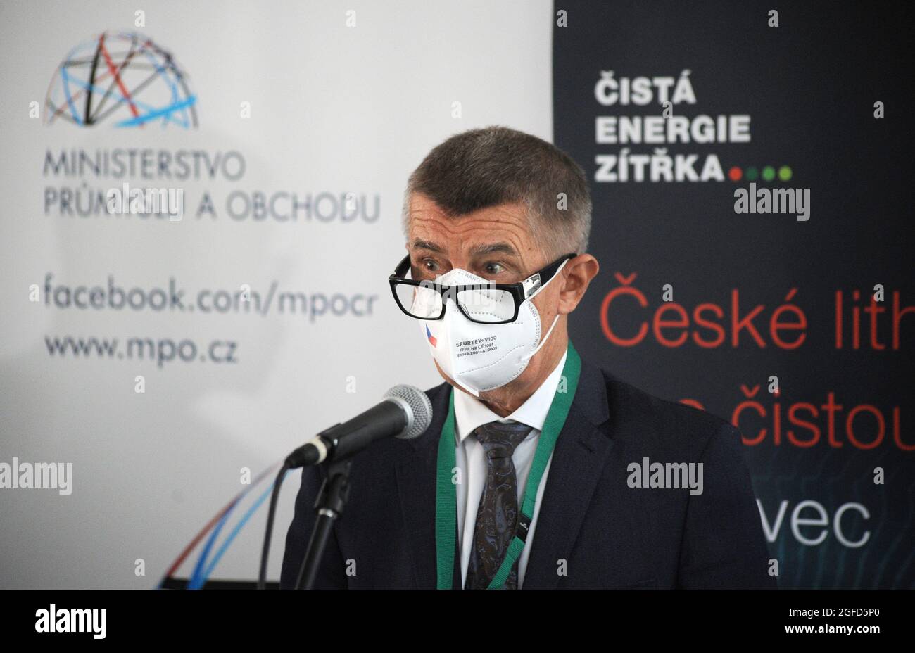 Cizkovice, République tchèque. 25 août 2021. Le Premier ministre Andrej Babis prend la parole lors d'un exposé lors de la visite du centre de recherche CirkTech, le 25 août 2021, à Cizkovice, en République tchèque. Le centre est géré par l'université de Prague et la société Lafarge Cement, qui sont toutes deux impliquées dans une enquête sur le traitement futur du lithium tchèque qui sera extrait à Cinovec par l'unité Geomet de CEZ. Crédit: Libor Zavoral/CTK photo/Alamy Live News Banque D'Images