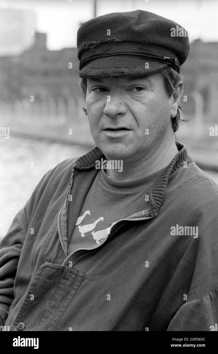 « Cap'n' Michael : acteur Michael Elphick en tant QUE BOON le personnage principal de la série Central TV BOON en 1985 prend le temps de filmer pour profiter de la vie sur l'artisanat du canal en apprenant à naviguer sur le bateau étroit à travers le système de canal de Birmingham. Banque D'Images