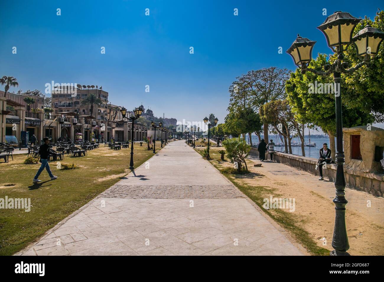 Louxor, Égypte - 28 janvier 2020 : sentier de randonnée le long du Nil dans la ville de Louxor, Égypte Banque D'Images