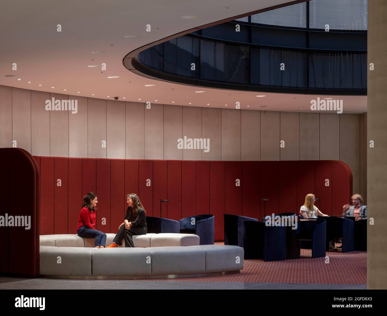 Coin salon dans l'atrium. 100 Liverpool Street, Londres, Royaume-Uni. Architecte : Hopkins Architects Partnership LLP, 2021. Banque D'Images