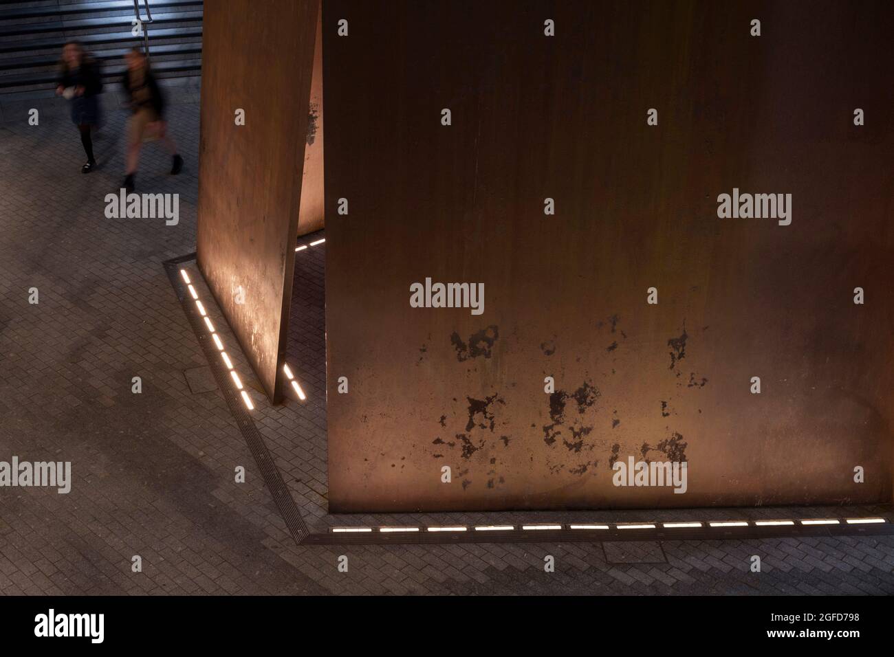 Base de la sculpture de Richard Serra 'Fulcrum'. 100 Liverpool Street, Londres, Royaume-Uni. Architecte : Hopkins Architects Partnership LLP, 2021. Banque D'Images