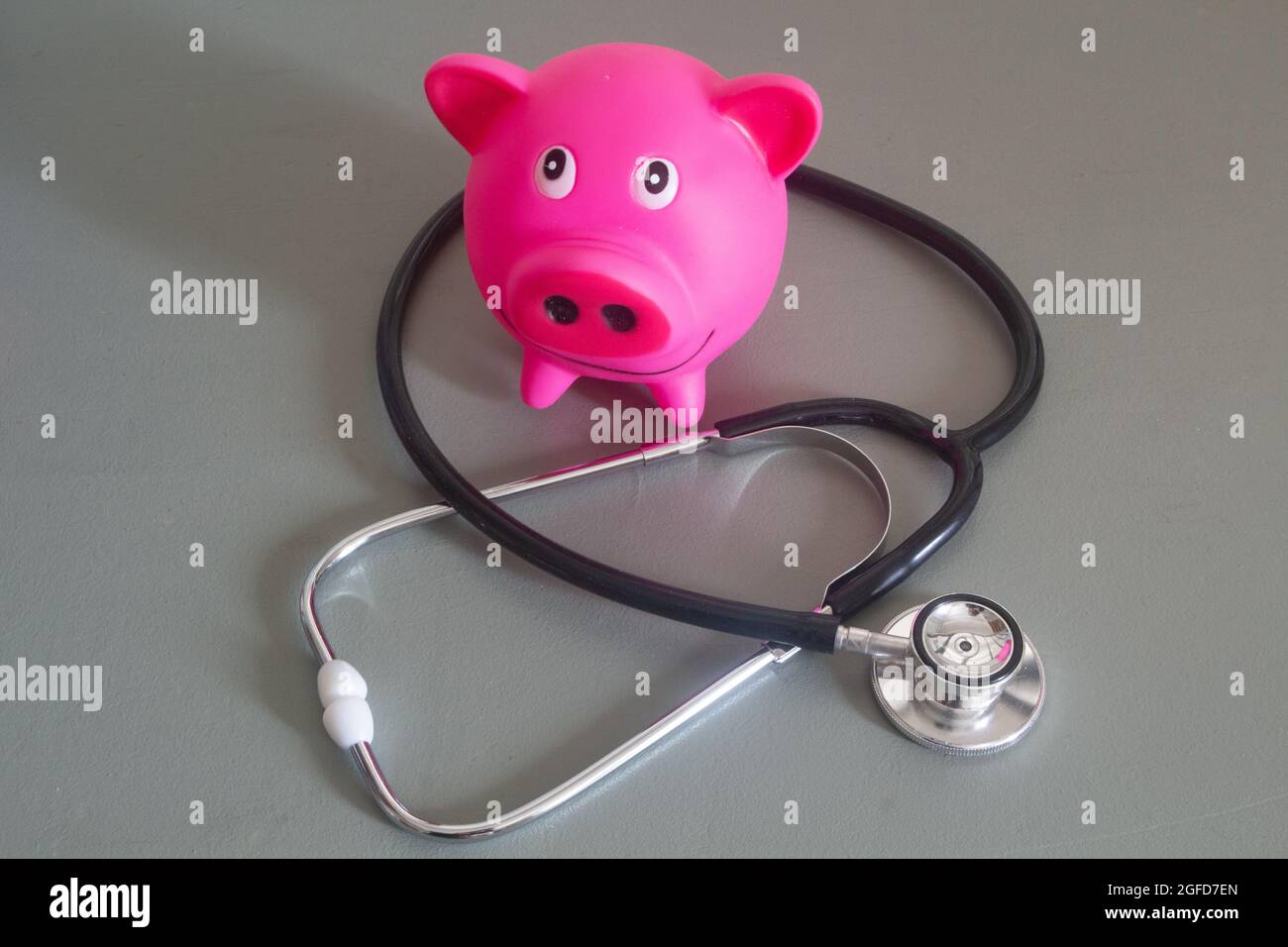 La banque de porc et le stéthoscope comme concept pour le coût des soins de santé Banque D'Images