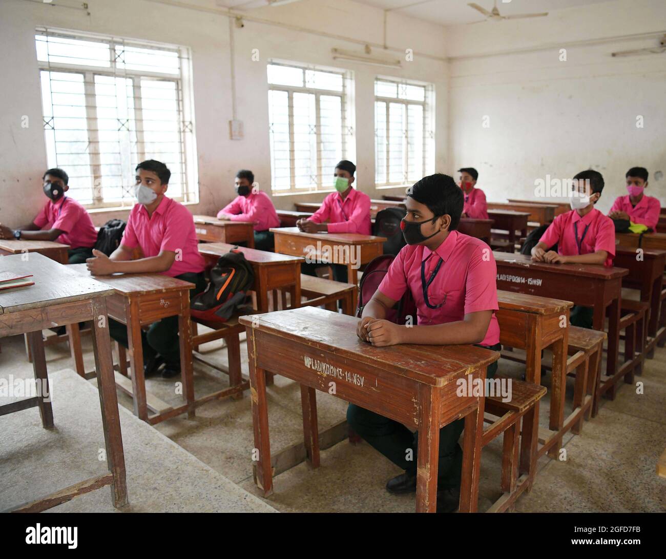 Agartala, État de Tripura, dans le nord-est de l'Inde. 25 août 2021. Les élèves de l'école Netaji Subhas Vidyaniketan suivent une classe avec masques le premier jour de la réouverture des écoles et des collèges après la détente dans les restrictions COVID-19 à Agartala, la capitale de l'État indien de Tripura, dans le nord-est de l'Inde, le 25 août 2021. Credit: STR/Xinhua/Alay Live News Banque D'Images