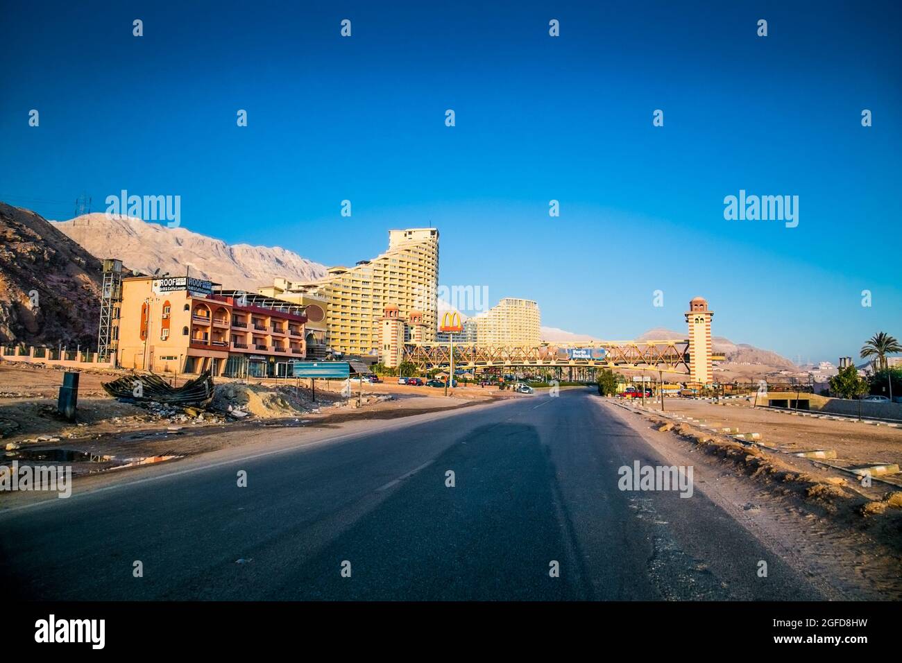 Ain Sokhna, Égypte-31 janvier 2020 : route principale menant à Ain Sokhna, ville sur la côte de la mer Rouge, Égypte. Banque D'Images