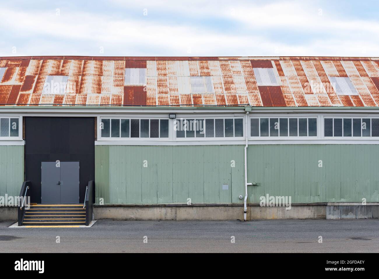 Un long entrepôt à quai à un seul niveau et une porte d'accès de Side on à Hobart, Tasmanie, Australie Banque D'Images