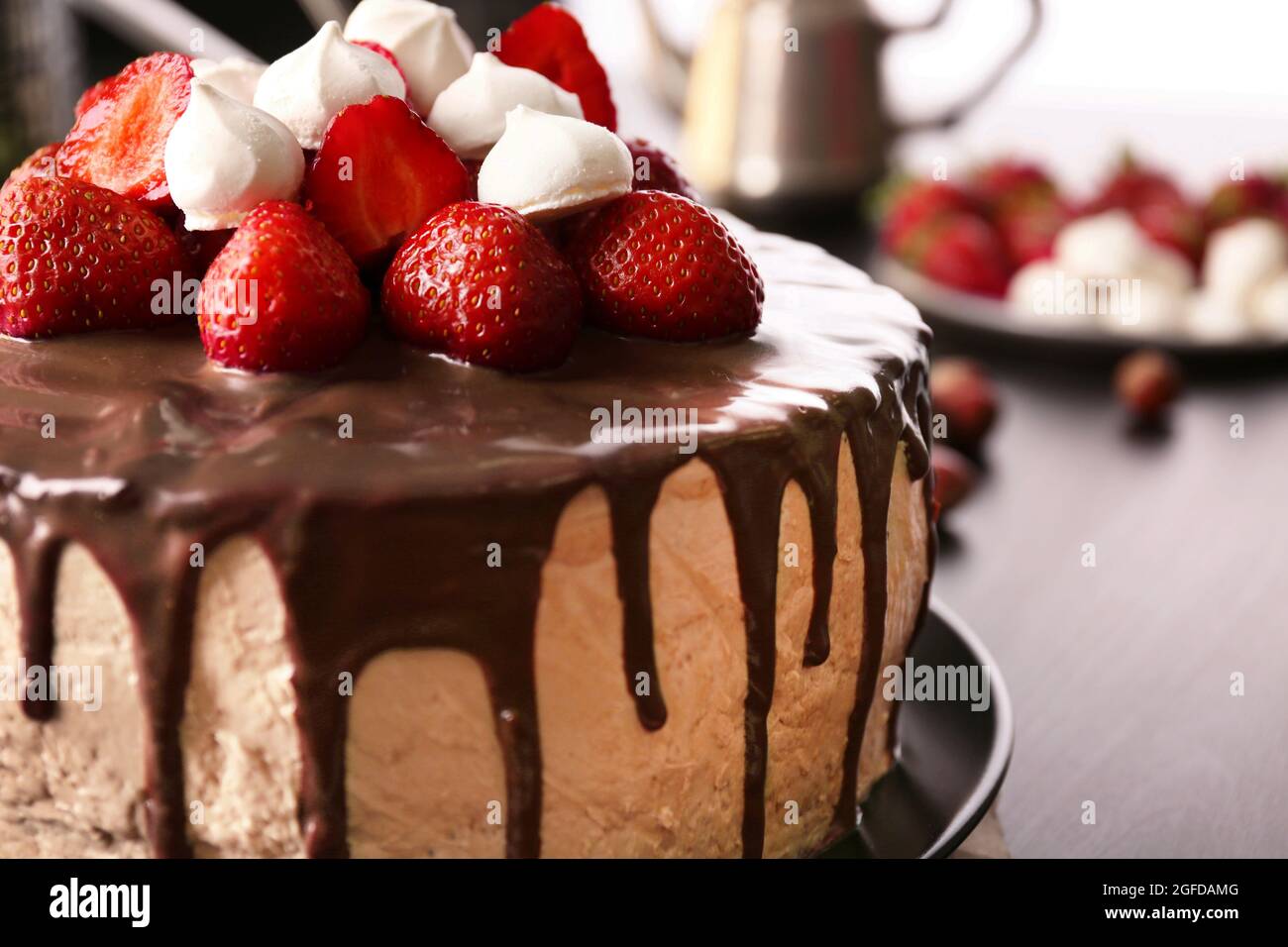 Delicieux Gateau Avec Zephyr Et Fraise Gros Plan Photo Stock Alamy