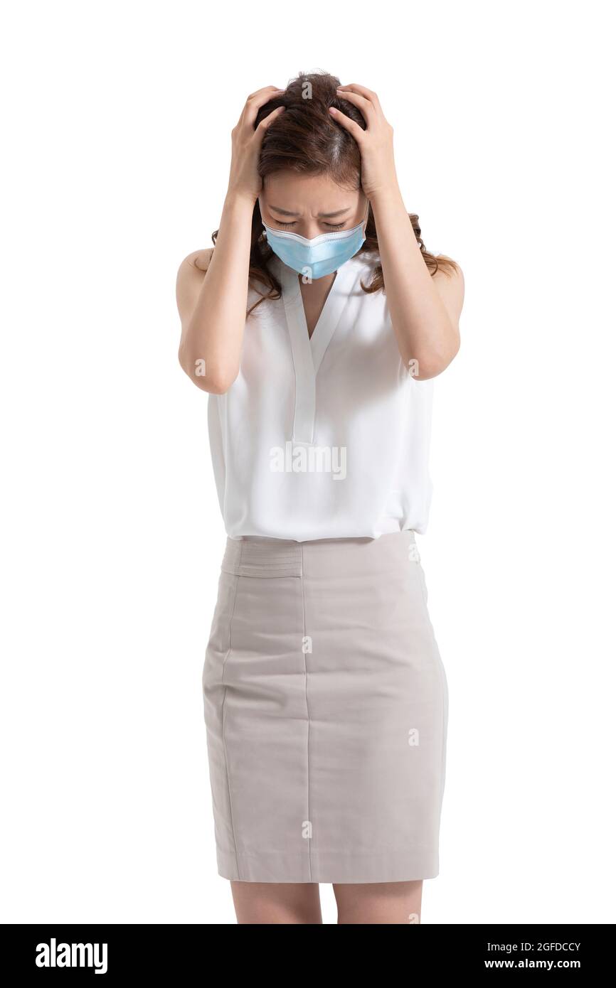 Jeune femme d'affaires avec masque chirurgical dans le désespoir Banque D'Images