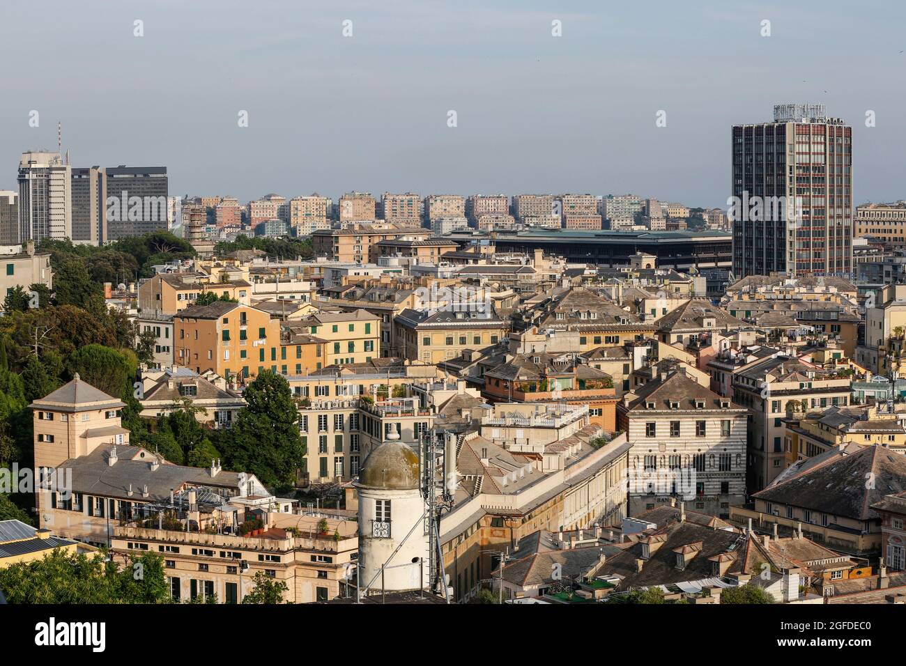 Italie, vue urbaine de la ville historique de Gênes en Ligurie, vieux et nouveaux bâtiments avec vue sur le port commercial, reportage de voyage Banque D'Images