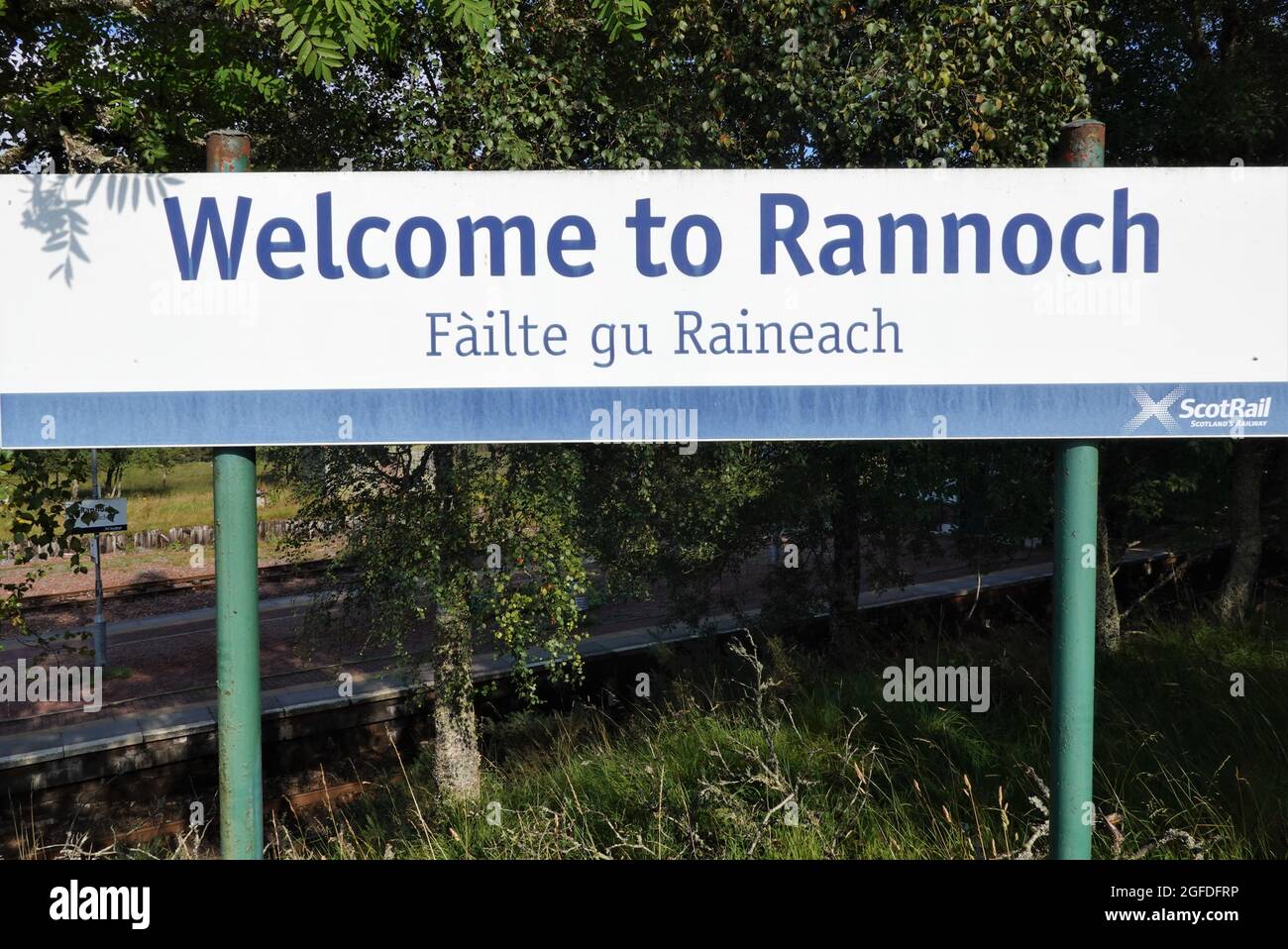 Bienvenue au panneau Rannoch ScotRail en anglais et gaélique, Rannoch Station un arrêt isolé sur la West Highland Railway Line Banque D'Images