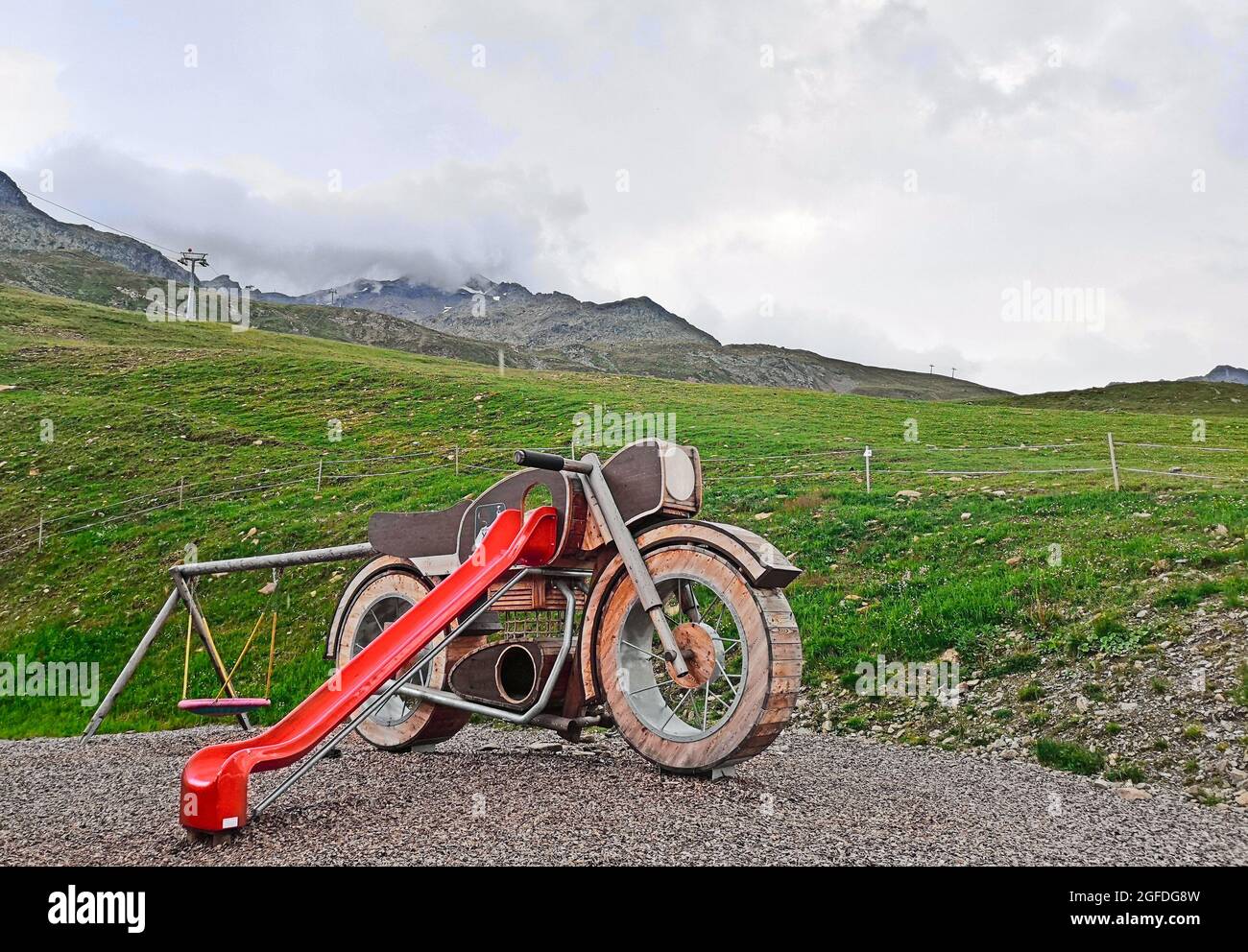 Paysage naturel en Autriche avec aire de jeux pour enfants avec toboggan en forme de moto Banque D'Images