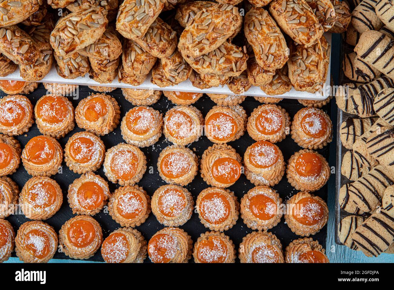 Cuisine turque ; biscuits frais croustillants. Des biscuits sont offerts à la pâtisserie. (kahk, biscuits, petit four). Vue de dessus avec gros plan. Banque D'Images