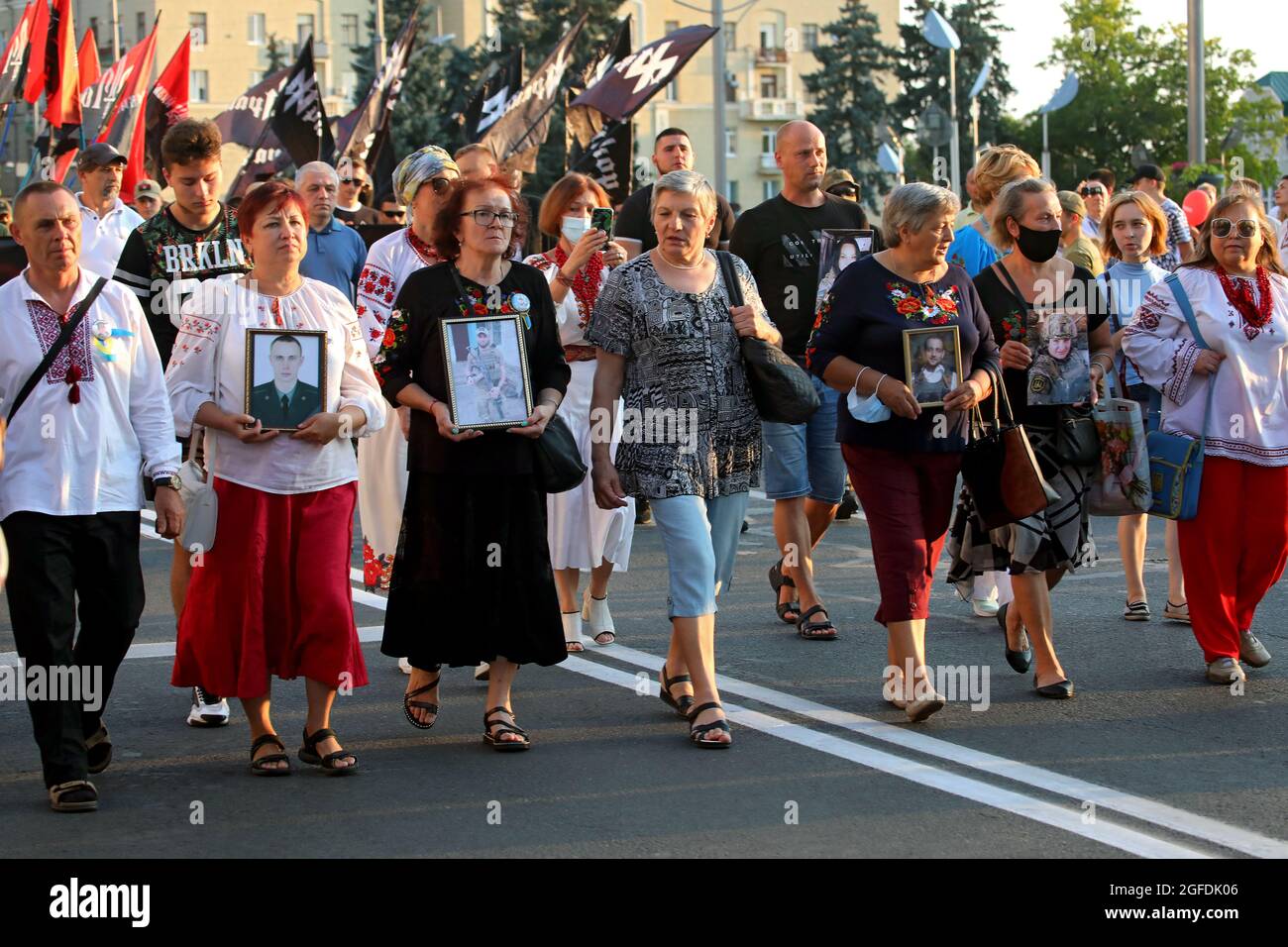 KHARKIV, UKRAINE - le 24 AOÛT 2021 - les femmes portent les photos des soldats tués lors de la marche des défenseurs qui a eu lieu à l'occasion des 30 ans de Banque D'Images