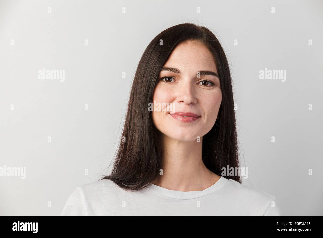 Portrait de femme isolé sur fond blanc. Jeune femme avec une peau propre du visage. Concept d'auto-soins. Femme visage gros plan. Banque D'Images