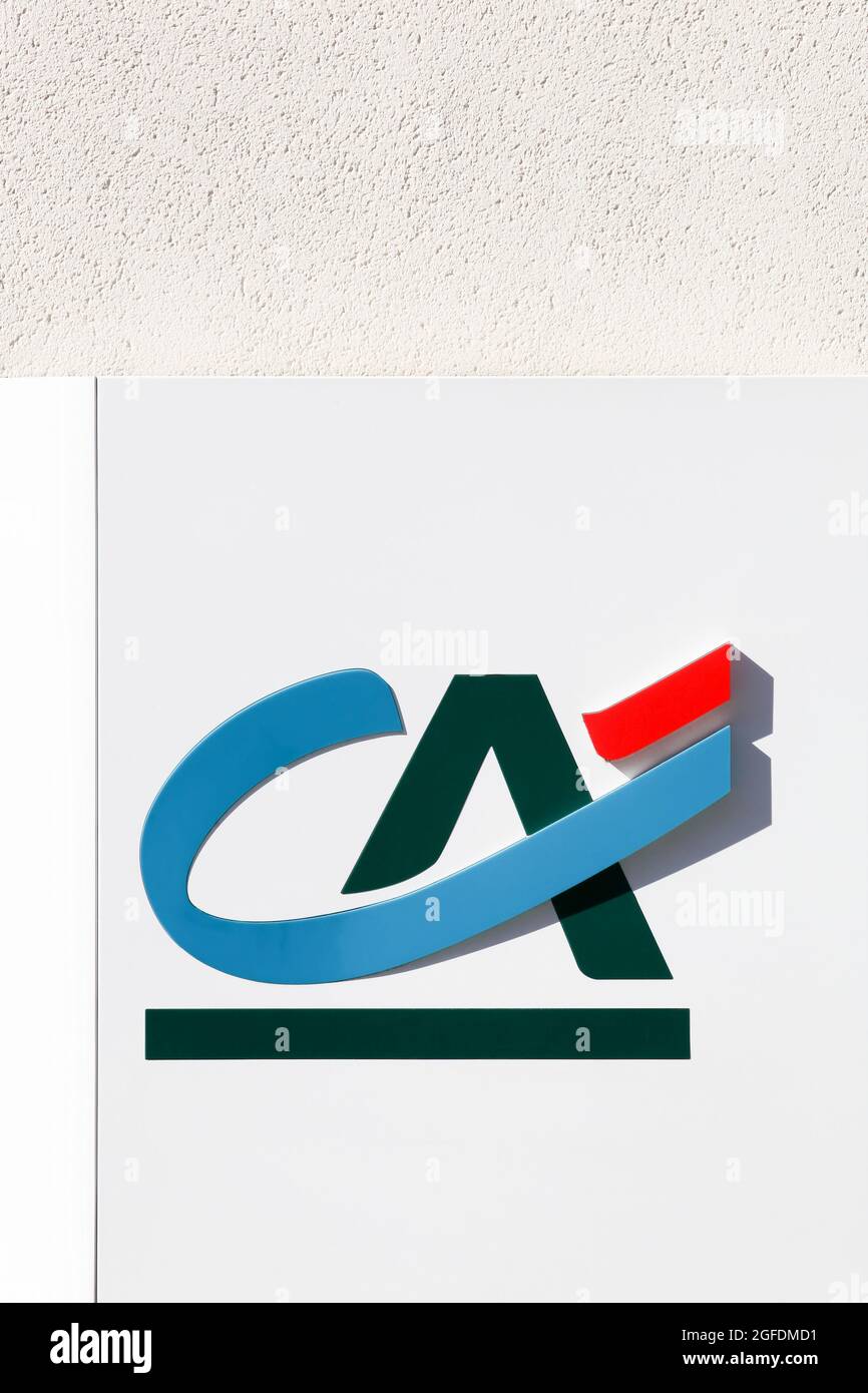 Ecully, France - 10 juillet 2021 : le crédit agricole est un réseau français de coopératives et de banques mutuelles qui regroupe la Banque régionale de crédit agricole 39 Banque D'Images