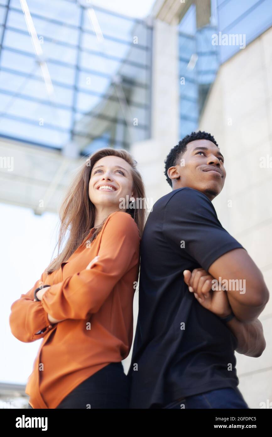 couple d'affaires réussi debout devant le centre de bureau Banque D'Images